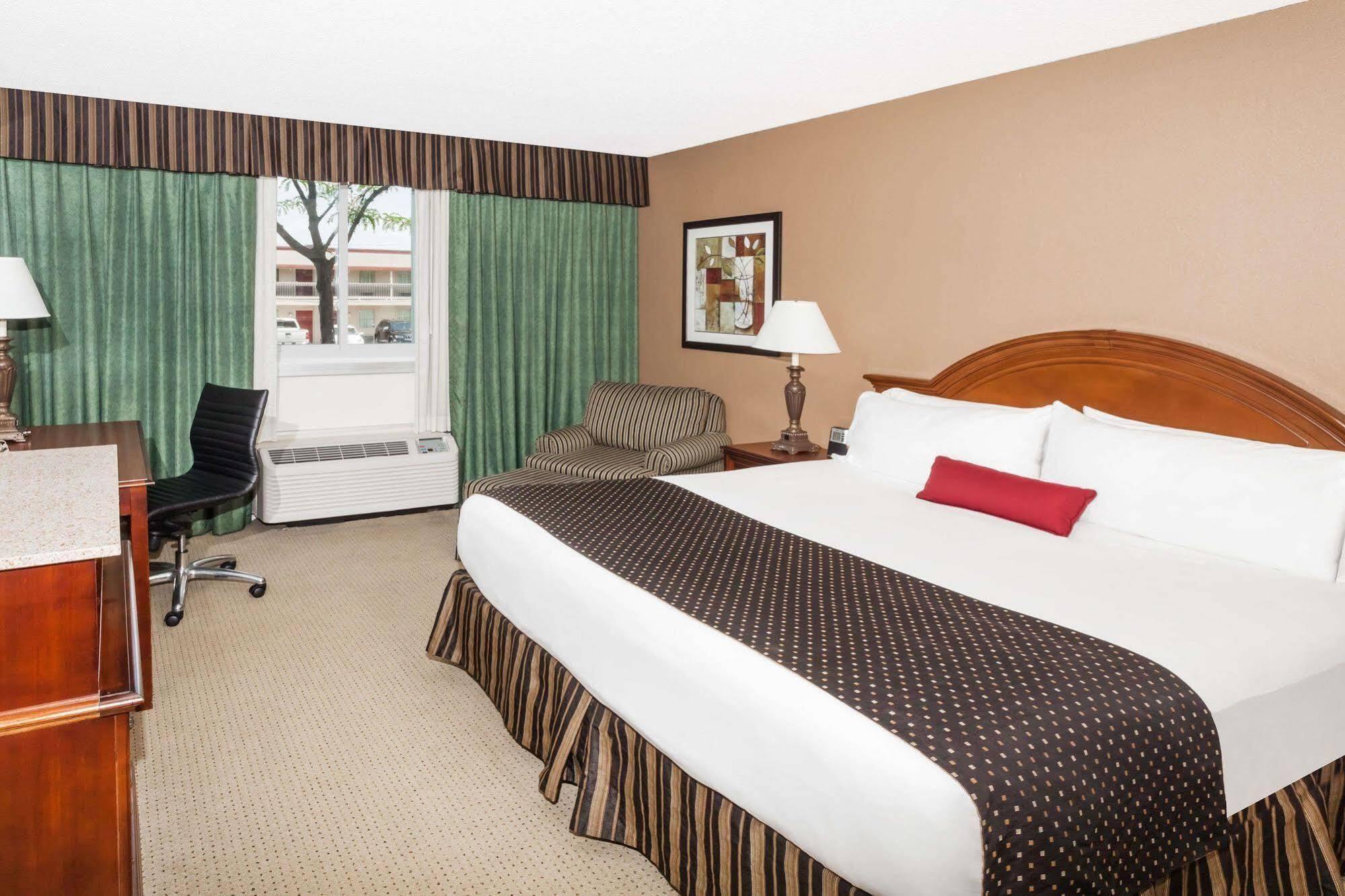 Wyndham Garden Warsaw Hotel Bagian luar foto